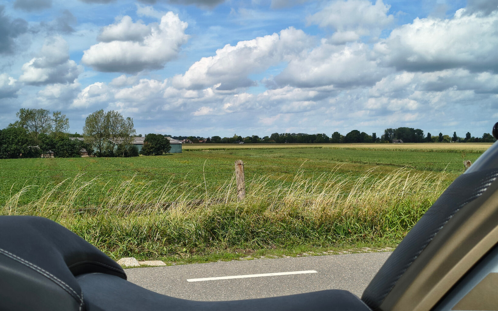 Gras en wolkjes - Lekdijk (nabij Uitwijk)